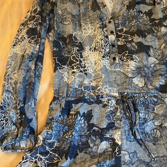 Intermix NWOT Long sleeve, V Neck Romper in Blue Floral. Size P (2-4). - Picture 5 of 8